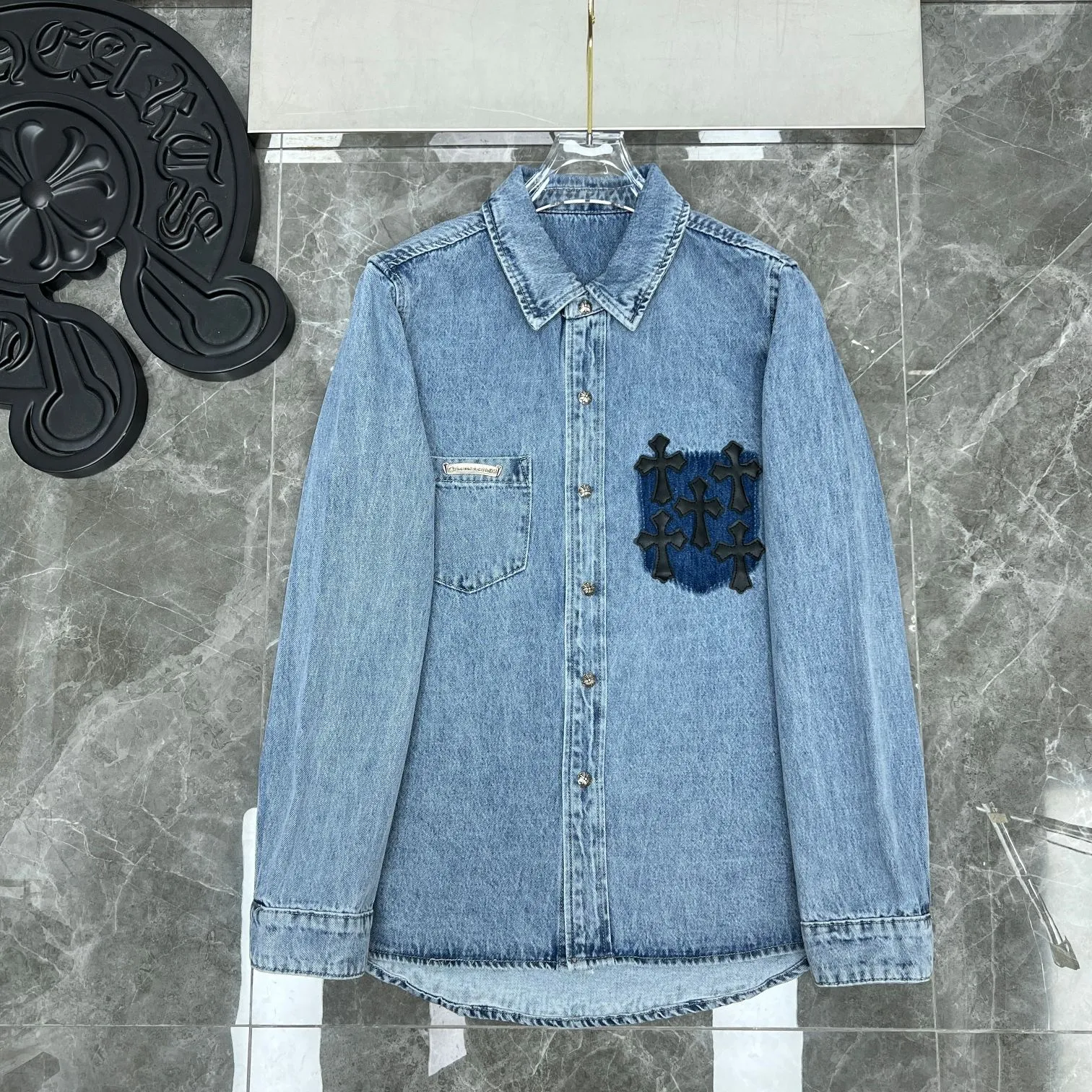 P256 Chrome Hearts🍁shirt series🍁1000-year-old classic patchwork embroidered leather denim, exclusive custom weaving and dyeing, 100% pure cotton high weight denim fabric, high-tech washing! Heavy enzyme stone rinse! Original hardware mold opening! ⭐Special version of the original version ⭐Patchwork leather craftsmanship Can be worn with denim in all seasons 🌈Recommended color: Custom washed denim blue 🌈Code number: S, M, L, XL
